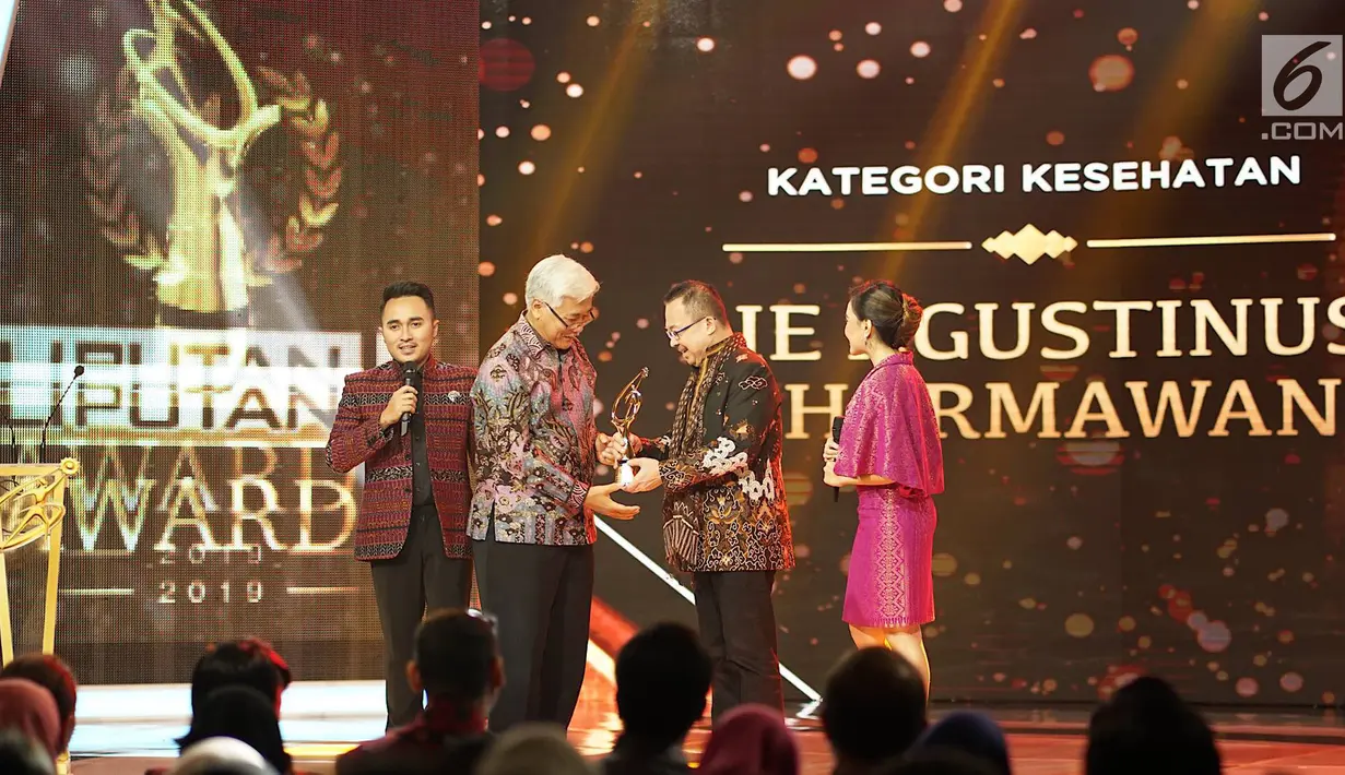Perwakilan dari Dokter Lie Agustinus Dharmawan menerima penghargaan kategori kesehatan dari Pakar manajemen perubahan Rhenald Kasalidalam ajang Liputan6 Awards d di Jakarta, Sabtu (25/5/2019). (Liputan6.com/Immanuel Antonius)