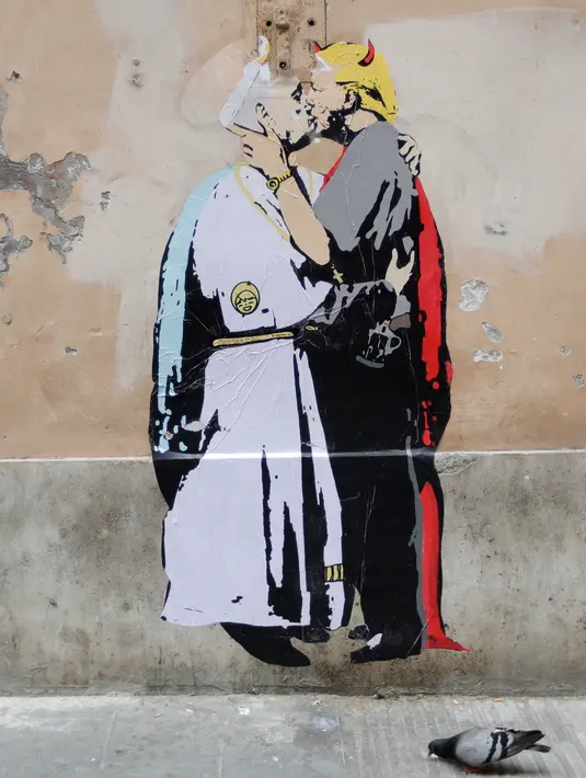 Sebuah mural menggambarkan Presiden AS, Donald Trump berciuman dengan Paus Francis terpampang di sebuah dinding di Roma, Kamis (11/5). Mural yang menghebohkan sebagian orang tersebut  ditandatangani oleh pejabat TV Boy. (AP Photo/Alessandra Tarantino)