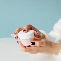 Sleeping mask kerap digunakan pada rutinitas orang Korea. (pexels.com/@karolina-grabowska)