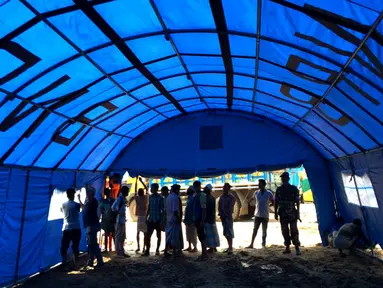 Bantuan Indonesia berupa tenda telah berdiri di kamp Thaingkali Ukhiya, Bangladesh, Kamis (21/9). Tenda yang dipasang yang dipasang berjenis refugee tent dari BNPB yang mampu menampung 50 orang.  (Foto: KBRI Dhakka)