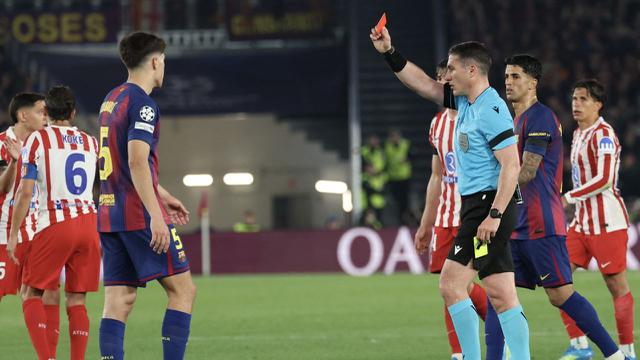 Kartu merah Pau Cubarsi saat Barcelona vs Atletico Madrid di Liga Champions