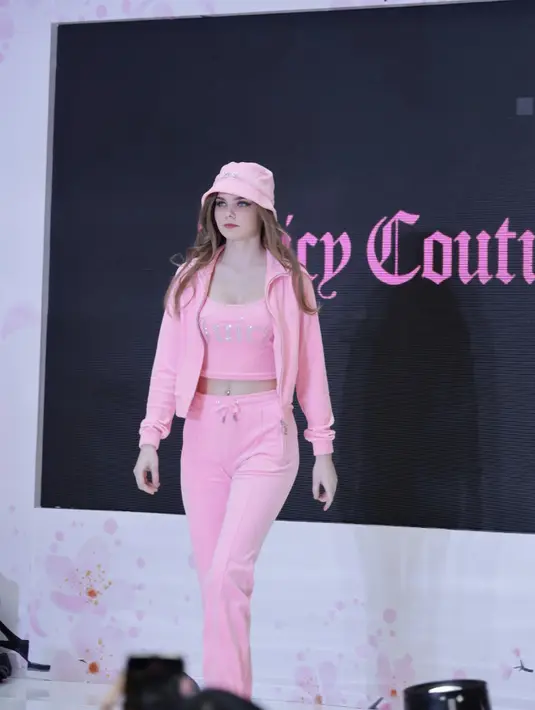 Koleksi Juicy Couture cocok untuk digunakan dalam berbagai aktivitas. Dengan warna-warna bold seperti night Sky, begonia pink, raspberry, black, dan taupe. Credit: Juicy Couture