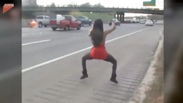 Cara unik dilakukan seorang wanita yang terdampar di pinggir jalan tol. Agar mendapat tumpangan dari pengguna jalan, ia mencari perhatian dengan menari-nari.