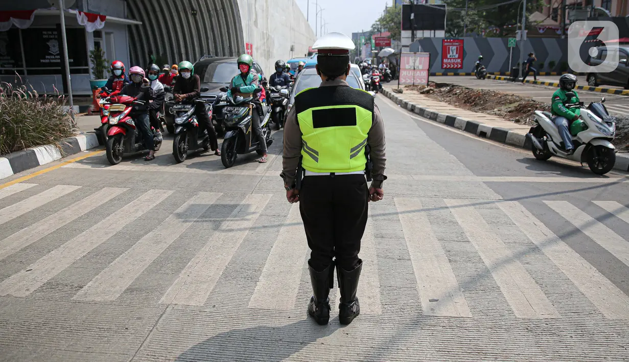 Aparat gabungan menghentikan laju kendaraan untuk mengajak masyarakat mengheningkan cipta di Kawasan Jalan RE Martadinata, Tangerang Selatan, Senin (17/8/2020). Kegiatan mengheningkan cipta ini dilakukan selama 3 menit dalam rangka memperingati HUT ke-75 RI. (Liputan6.com/Faizal Fanani)