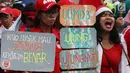 Masyarakat dari Presidium Rakyat Menggugat berteriak saat melakukan demo di depan Gedung MPR/DPR, Senayan, Jakarta, Jumat (23/3). Dalam aksinya mereka menuntut Penolakan UU No. 2/2018 tentang MD3 terkhusus pada pasal 73;122;245. (Liputan6.com/Johan Tallo)
