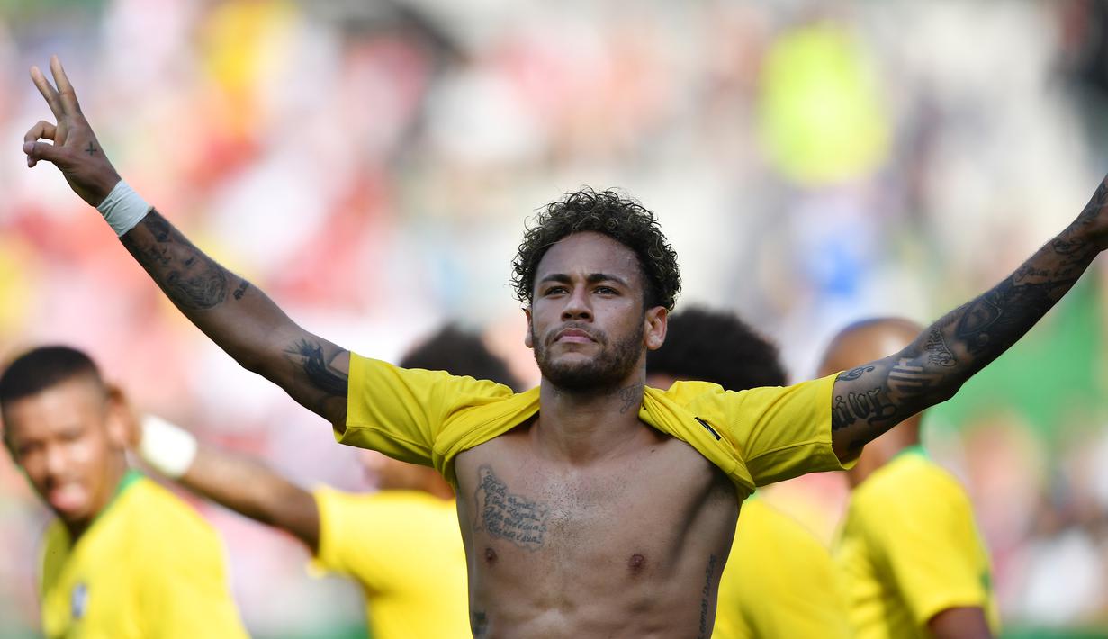 Selebrasi pemain Brasil, Neymar saat mencetak gol ke gawang Austria dalam laga persahabatan di Stadion Ernst Happel, Wina, Austria, Minggu (10/6). Brasil melumat Austria dengan skor 3-0. (JOE KLAMAR/AFP)