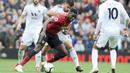 Gelandang Manchester United, Paul Pogba, berebut bola dengan pemain Wolverhampton Wanderers, Ruben Neves, pada laga Premier League, di Stadion Old Trafford, Sabtu (22/9/2018). Manchester United ditahan 1-1 oleh Wolverhampton. (AP/Rui Vieira)