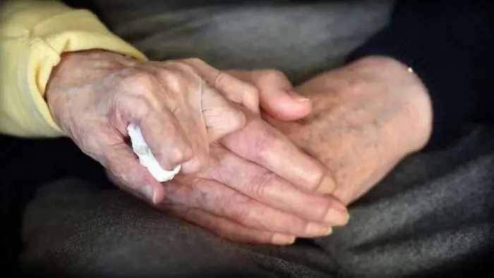 Ibu 98 tahun ini rela merawat anaknya yang berusia 80 tahun. | Sumber Foto: boredpanda.com)