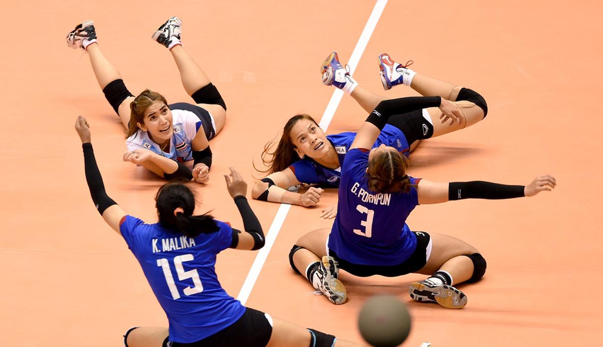 Pemain voli putri Thailand menjatuhkan diri saat berusaha mengembalikan bola pukulan pemain Korea Selatan dalam final kualifikasi Olimpiade Rio 2016 di Tokyo, Jepang, Sabtu (21/5/2016). (AFP/Toru Yamanaka)
