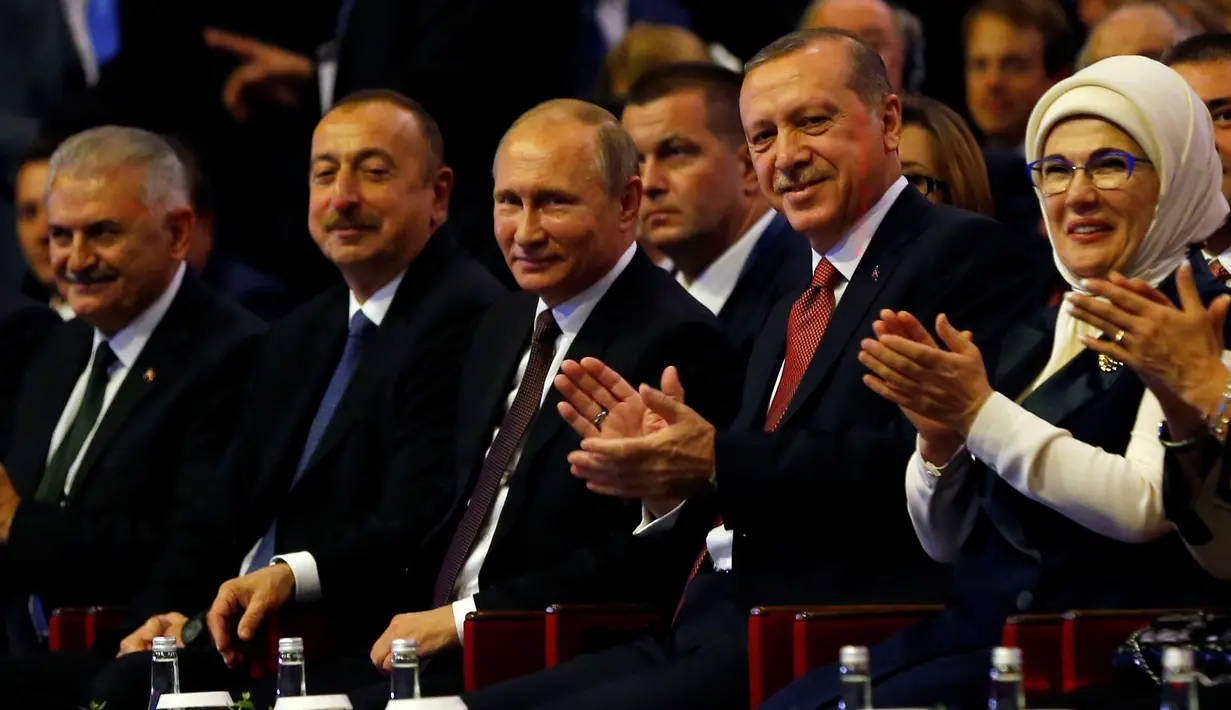 Presiden Turki Recep Tayyip Erdogan dan  Presiden Rusia Vladimir Putin saat menghadiri 23rd World Energy Conress, Istanbul, Turki (10/10). Hubungan kedua negara sempat tegang akibat penembakan jet tempur Rusia oleh militer Turki. (REUTERS/Murad Sezer)