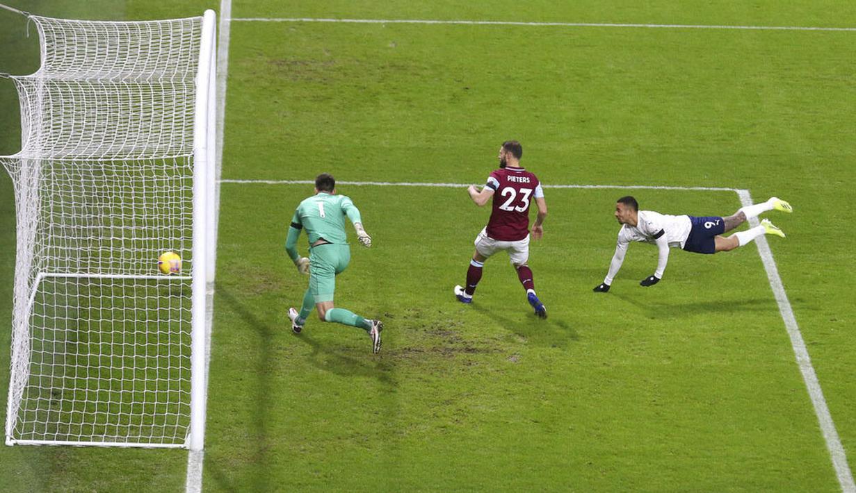 Berkat hasil ini, Manchester City pun semakin kokoh di puncak klasemen dengan poin 47 sekaligus kembali menjauh dari Manchester United. (Alex Pantling/Pool via AP)