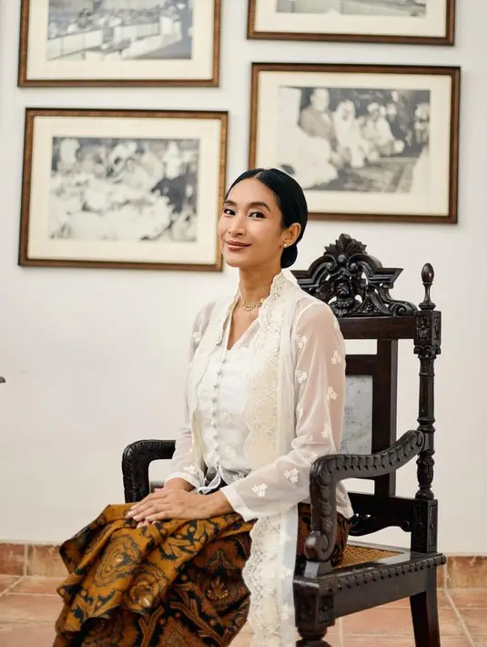 Sebelumnya, di Hari Kartini, Happy mengenakan kebaya panjang yang juga dijadikan outerwear . Dipadukan dengan kain batik klasik. [Foto: @happysalma]