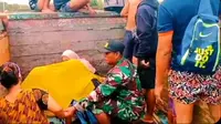Aksi Heroik Prajurit TNI Bantu Korban Banjir Melahirkan di Atas Truk