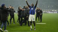 Penyerang Inter Milan Marcus Thuram melakukan selebrasi usai mengunci gelar juara Liga Italia 2023/2024 mengalahkan AC Milan di Stadion San Siro, Selasa (23/4/2024) dini hari WIB. (AP Photo/Luca Bruno)