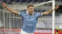 Penyerang Lazio, Ciro Immobile merayakan gol yang dicetaknya ke gawang AS Roma dalam pekan ke-18 Liga Italia di Stadion Olimpiade Roma, Sabtu (16/1/2021) dini hari WIB. AS Roma dibantai 0-3 oleh Lazio dalam laga bertajuk Derby della Capitale. (AP Photo/Andrew Medichini)
