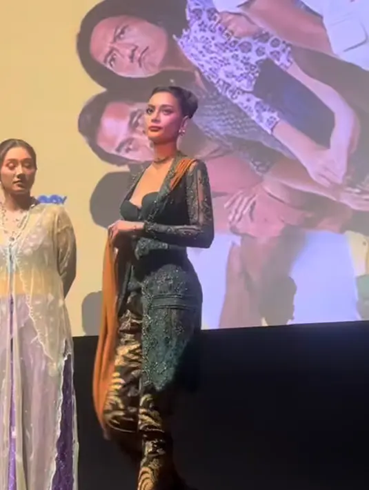 Erika Carlina tampil mengenakan kebaya brokat hijau dipadukan selendang coklat dan celana bermotifnya. [@eri.carl]