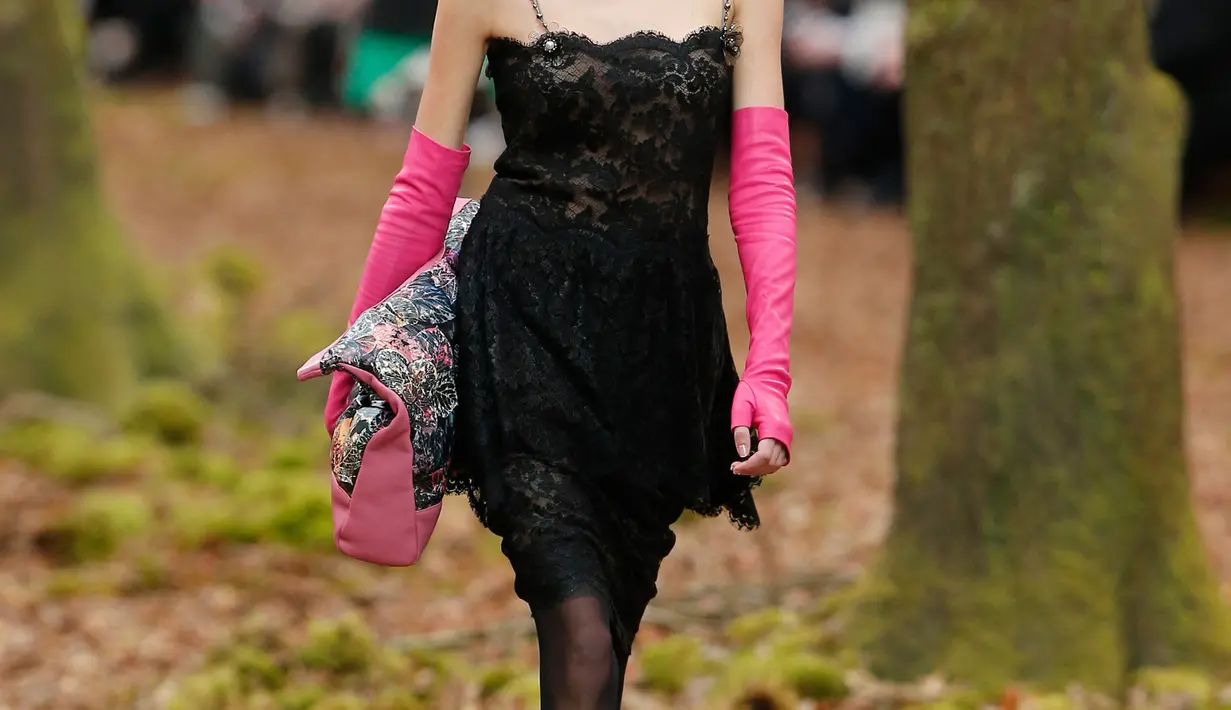 Model berjalan memperagakan busana kreasi Chanel untuk koleksi pakaian fall / winter 2018/2019 di Paris, Prancis (6/3). (AP Photo / Thibault Camus)