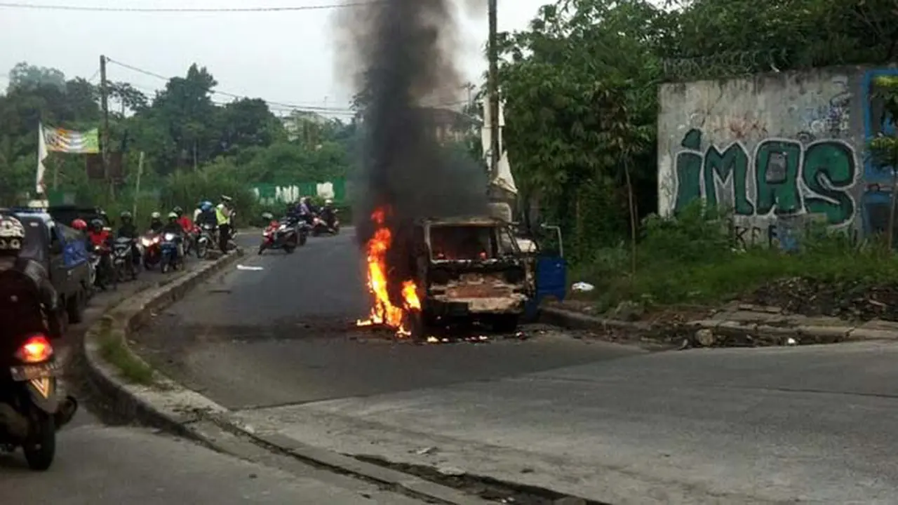 angkot-terbakar-140127a.jpg