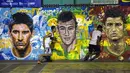 Mural di kota Rio de Janeiro, Brasil ini menggambarkan tiga bintang utama sepakbola dunia yang menjadi nomine FIFA Ballon d'Or 2015, Lionel Messi, Neymar, dan Cristiano Ronaldo. (AFP Photo/Yasuyoshi Chiba)