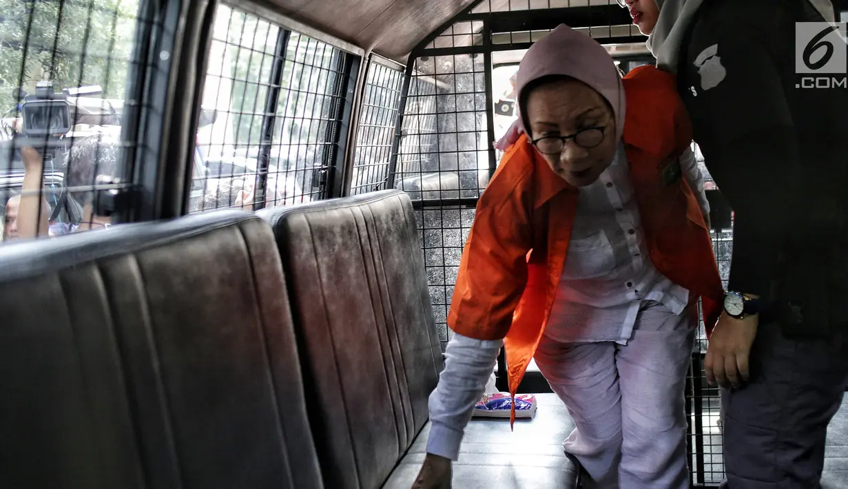 Tersangka kasus dugaan penyebaran berita hoaks, Ratna Sarumpaet menaiki mobil tahanan di Polda Metro Jaya, Kamis (31/1). Penyidik melimpahkan Ratna Sarumpaet dan barang bukti kepada Kejaksaan Negeri Jakarta Selatan. (Liputan6.com/Faizal Fanani)