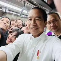 Potret Tampilan Artis saat Mencoba LRT bersama Jokowi, [Instagram: @jokowi]