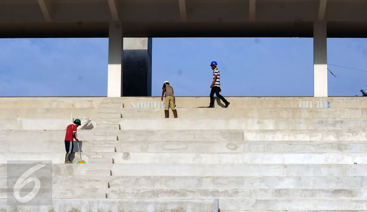 Pekerja menyelesaikan pengerjaan areal tribun penonton Stadion Renang Gelora Bung Karno, Jakarta, Jumat (24/3). Stadion Renang GBK ditarget selesai Oktober 2017 dan akan menjadi salah satu stadion renang terbesar di Asia. (Liputan6.com/Helmi Fithriansyah)