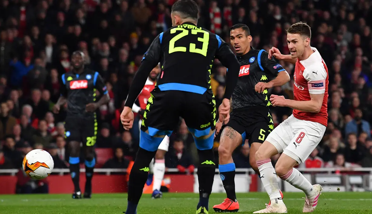 Gelandang Arsenal, Aaron Ramsey mencetak gol ke gawang Napoli pada leg pertama perempat final Liga Eropa di Stadion Emirates, Kamis (11/4). Arsenal mendekatkan diri ke semifinal setelah berhasil mengalahkan Napoli 2-0. (Photo by Ben STANSALL / AFP)