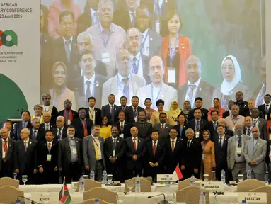 Para delegasi parlemen Negara Asia-Afrika berpose bersama usai penandatanganan deklarasi hasil Konferensi Parlemen Asia Afrika, Jakarta, Kamis (23/04/2015). Salah satu deklarasi adalah mendukung kemerdekaan Palestina. (Liputan6.com/Andrian M Tunay) 