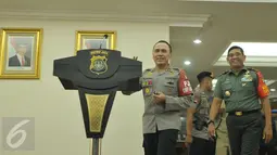 Kapolda Metro Jaya, Irjen M Iriawan jelang memberikan keterangan pers terkait penangkapan Miryam S. Haryani di Jakarta, Senin (1/5). Rencananya, Miryam akan langsung dibawa ke KPK setelah diperiksa. (Liputan6.com/Helmi Afandi)