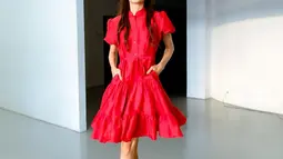 Mikha Tambayong berpose mengenakan dress warna merah dengan sepatu coklat. Kekasih Deva Mahenra ini merasa tubuhnya sudah kelebihan gula sehingga memilih meninggalkan nasi. (Instagram/miktambayong)