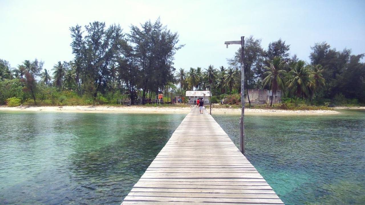 Cantiknya Pemandangan di Pulau Tunda