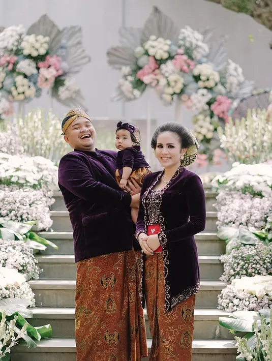 Acara Tedak Sinten ini didekorasi cantik berhiaskan bunga warna-warni. Tradisi adat Jawa ini pun berlangsung mewah.(Liputan6.com/IG/@antzcreator)