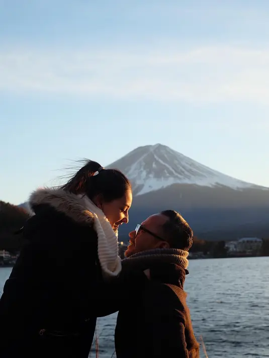 Setelah setahun menikah, Mona dan Indra dikaruniai anak pertama yang diberi nama Davina Syafa Felisa. (Foto: instagram.com/monaratuliu)