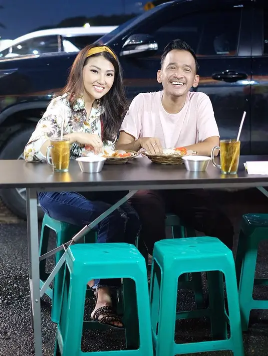 "Dinner Valentine ternikmat dan tak terkalahkan hhahahhhaha," tulis Ruben Onsu sebagai keterangan foto saat makan di pinggir jalan. "Valentine gk penting mkn dimananya, yg penting makan sama siapanya😘😘😘#SW #Sarwendah #Valentine," tulis Wendah.