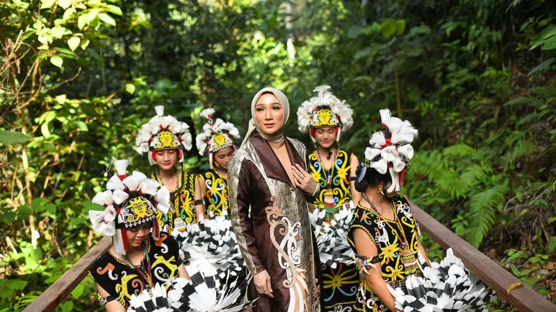 Lia Afif menghadirkan koleksi batik dengan pewarnaan alam serbuk kayu ulin khas Kutai Timur, Kalimantan Timur. (Dian Kurniawan/Liputan6.com)