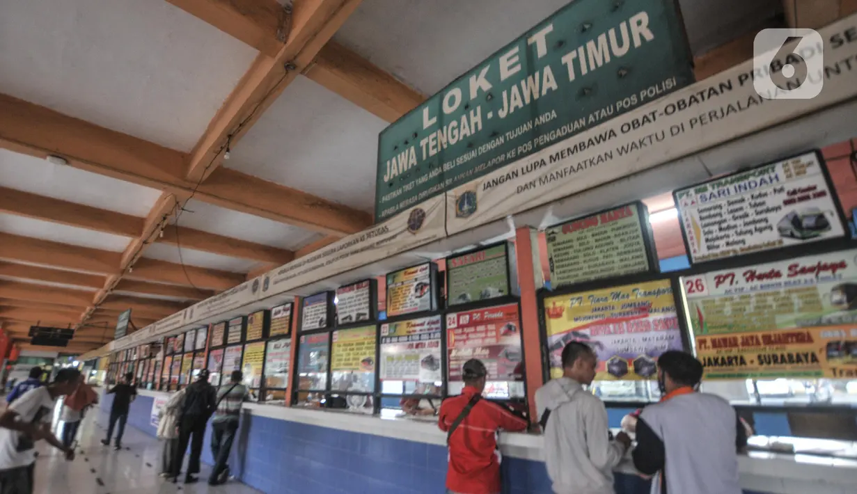 Calon penumpang membeli tiket bus AKAP di Terminal Kampung Rambutan, Jakarta, Senin (18/4/2022). Kepala Terminal Kampung Rambutan Yulza Romadhoni memprediksi harga tiket bus AKAP akan mengalami kenaikan 50 hingga 100 persen dari harga normal yang terjadi H-7 Lebaran. (merdeka.com/Iqbal S. Nugroho)
