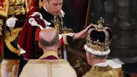 Prosesi yang dianggap sakral itu adalah ketika raja dibalur/diolesi dengan minyak suci oleh Uskup Agung Canterbury, Justin Welby, demikian seperti dikutip dari CNN (6/5/2023). (Yui Mok, Pool via AP)