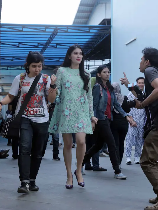 “Gak pernah belanja tapi sejak hamil centil banget. Belanja anting, lipstik, make-up," tambah Sandra Dewi. (Nurwahyunan/Bintang.com)