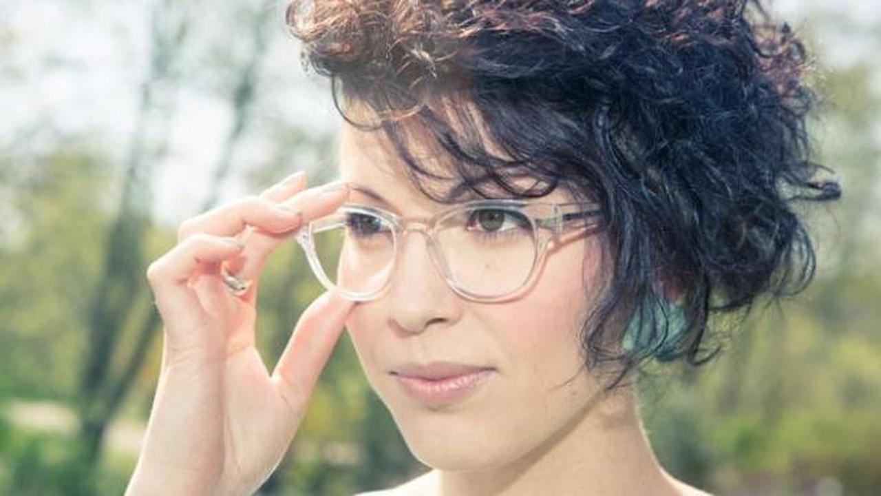 Mata cantik dengan kacamata