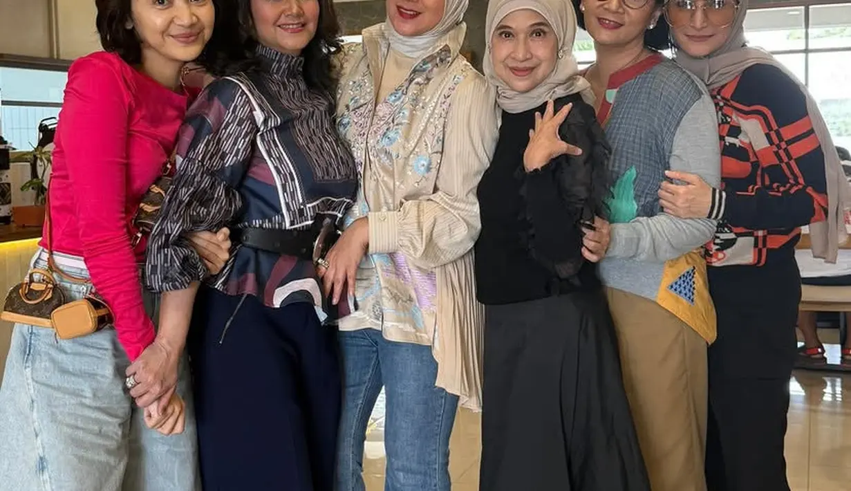 Marini Zumarnis tampil casual mengenakan atasan kemeja coklat dipadukan bawahan celana denim flare serta kerudungnya. Bella Saphira mengenakan atasan blouse turtle neck bermotif dipadukan celana hitam. [@inekekoes]