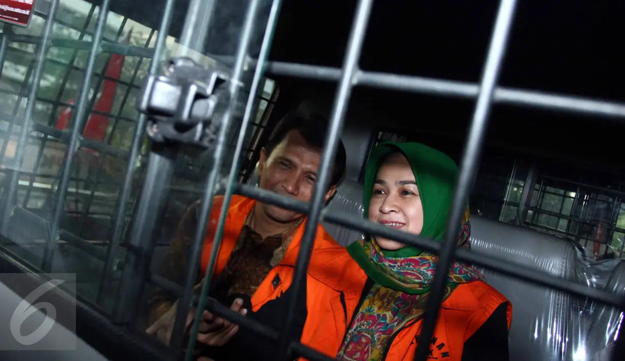 Gubernur Sumatera Utara Gatot Pujo Nugroho dan istrinya, Evi berada di mobil tahanan usai diperiksa KPK, Jakarta, Selasa (25/8/2015). Keduanya diperiksa sebagai saksi dalam kasus dugaan korupsi dana bansos di Sumatera Utara. (Liputan6.com/Helmi Afandi)