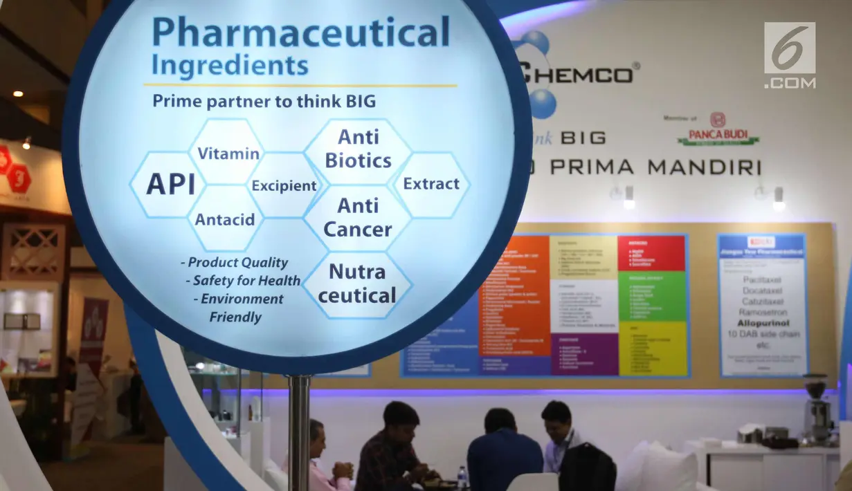 Petugas berbincang dengan pengunjung selama pameran niaga bahan baku industri farmasi Convention on Pharmaceutical Ingredients South East Asia (CPhI SEA) 2018 di JIExpo Jakarta, Kamis (29/3). (Liputan6.com/Angga Yuniar)