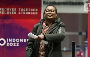 Koordinator Masyarakat Antikorupsi Indonesia (MAKI) Boyamin Saiman usai menjalani pemeriksaan di Gedung KPK, Jakarta, Selasa (17/5/2022). Boyamin Saiman diperiksa dalam kapasitas jabatan Direktur PT Bumirejo sebagai saksi terkait dugaan pencucian uang yang dilakukan Bupati Banjarnegara nonaktif, Budhi Sarwono. (Liputan6.com/Helmi Fithriansyah)