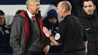 Momen saat pelatih Arsenal, Arsene Wenger melancarkan protes kepada wasit Mike Dean. (Paul ELLIS / AFP)