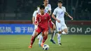 Pemain depan timnas Indonesia U-20, Hokky Caraka Brilliant (depan) berusaha menembus pertahanan Uzbekistan pada laga terakhir Grup A Piala Asia U-20 di Stadion Istiqlol Fergana, Uzbekistan, Selasa (7/3/2023). Garuda Muda gagal mencetak gol dalam laga yang tuntas 0-0. Skuad besutan Shin Tae Yong berada di posisi ketiga Grup A dengan raihan empat poin. (Foto: Dok PSSI)