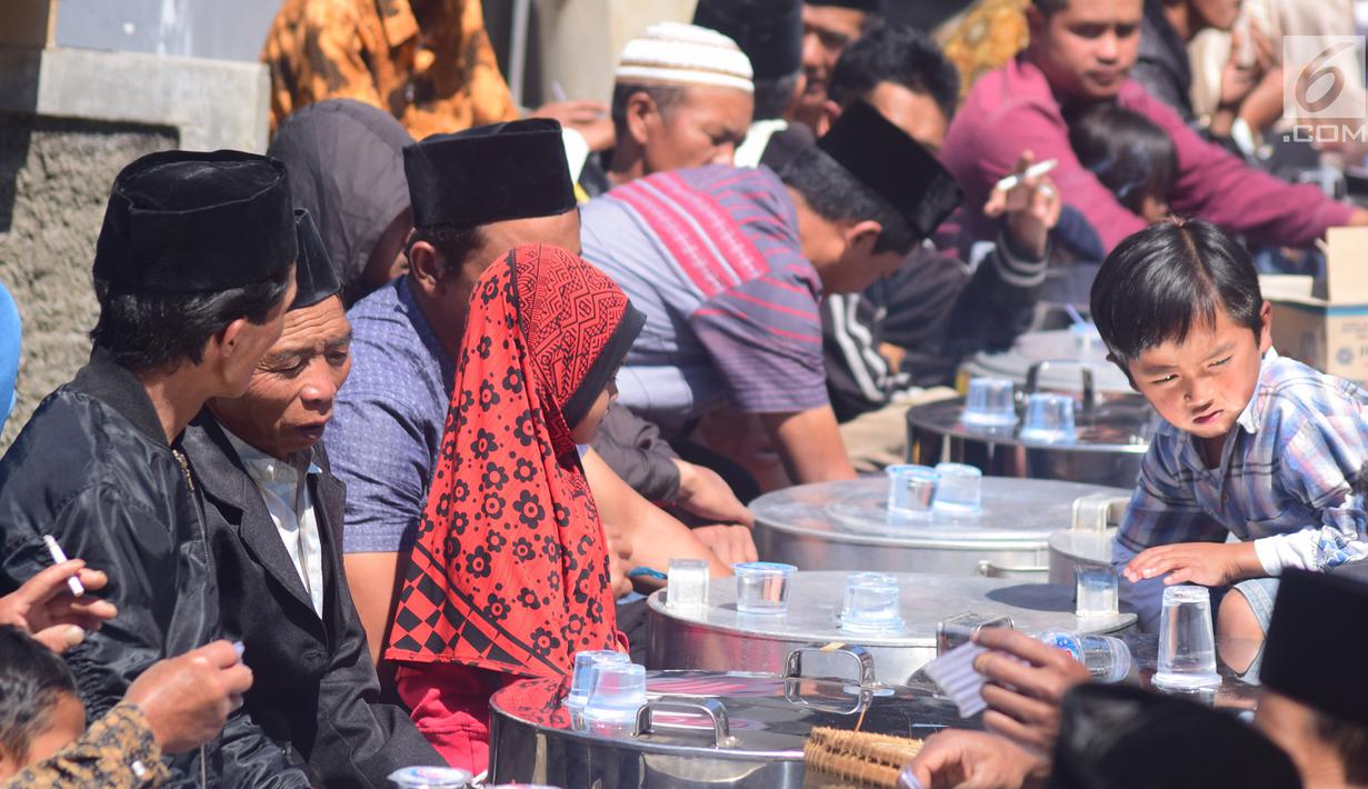 Warga menikmati makanan di Kabupaten Boyolali, Kamis (3/5). Tradisi ini Sebagai perayaan menyambut datangnya bulan ramadan, kemudian dilanjutkan makan bersama di pertigaan jalan desa. (Liputan6.com/Gholib)