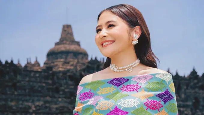 Potret Prilly Latuconsina di Candi Borobudur, Menawan dengan Kain Nusantara