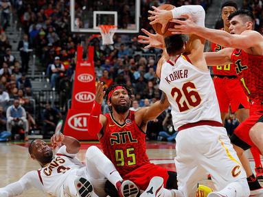 Pebasket Cleveland Cavaliers, Kyle Korver, berebut bola dengan pebasket Atlanta Hawks, Ersan Ilyasova, pada laga NBA di Philips Arena, Atlanta, Kamis (30/11/2017). Hawks kalah 114-121 dari Cavaliers. (AP/Kevin C. Cox)