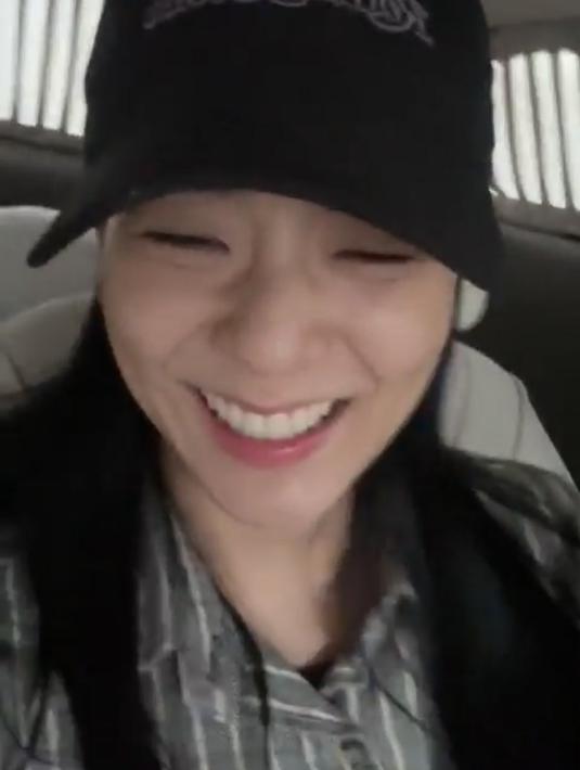 Jisoo bilang bahwa dia ingin nonton Barbie tapi Rose dan Lisa sudah nonton film itu duluan. Jadi, dia berencana nonton bersama Jennie karena sepertinya Jennie juga belum nonton. (Foto: Jisoo Weverse Live via Twitter)