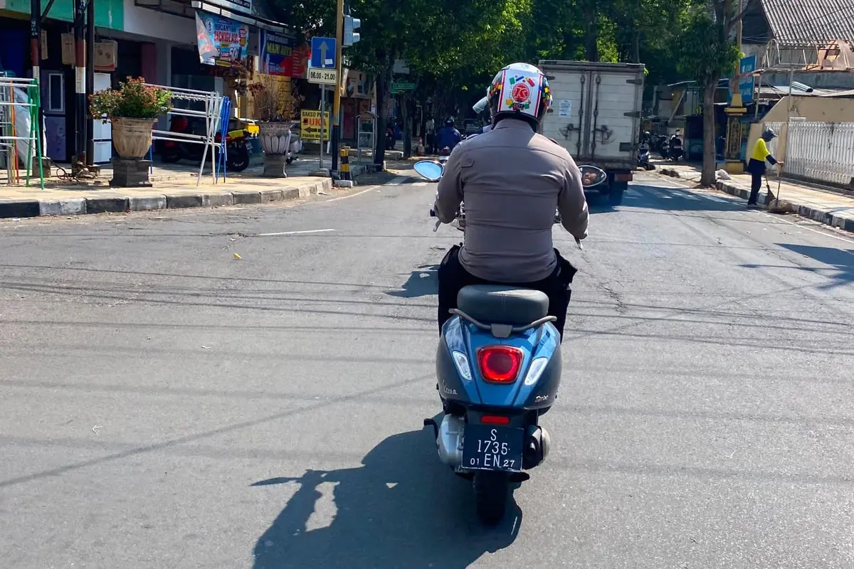 Anggota polisi Tuban yang viral karena merokok sambil berkendara dan pakai nopol palsu.